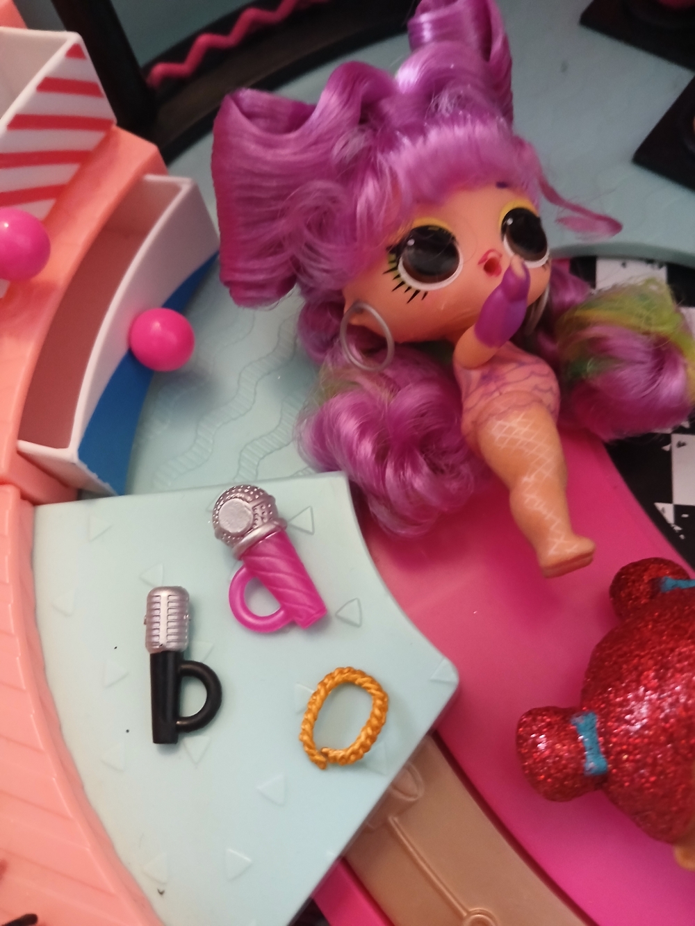 L.O.L. Surprise! Pink Playset Carry Case with Dolls - Picture 8 of 9